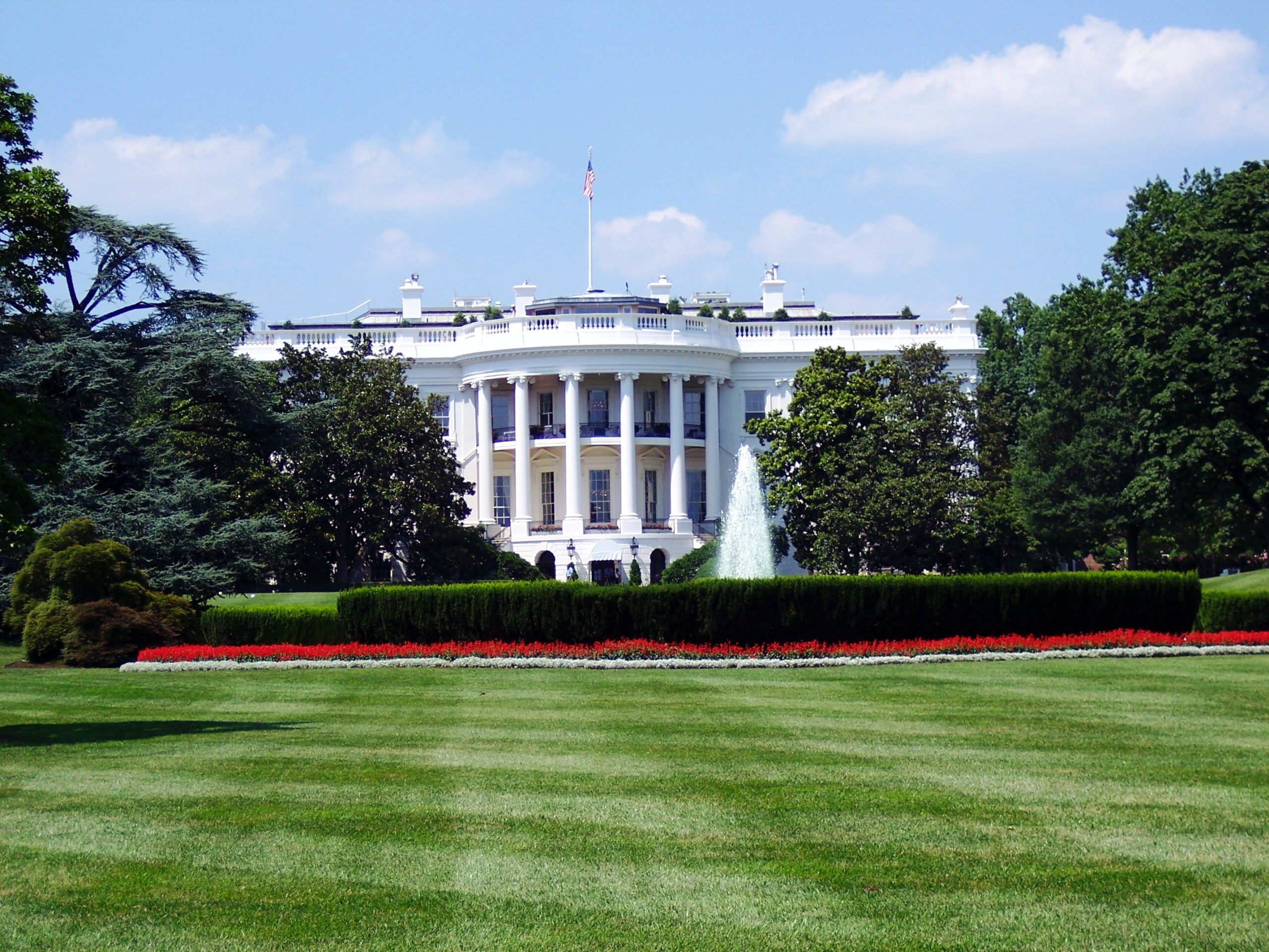 A photo of the White House and the lawn