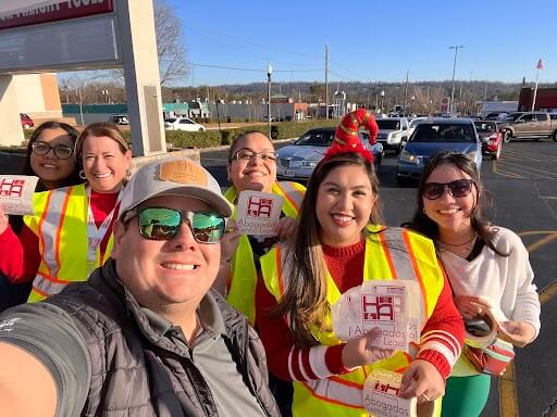 Negocios Latinos Donan 500 Boston Butts a la Comunidad en Navidad