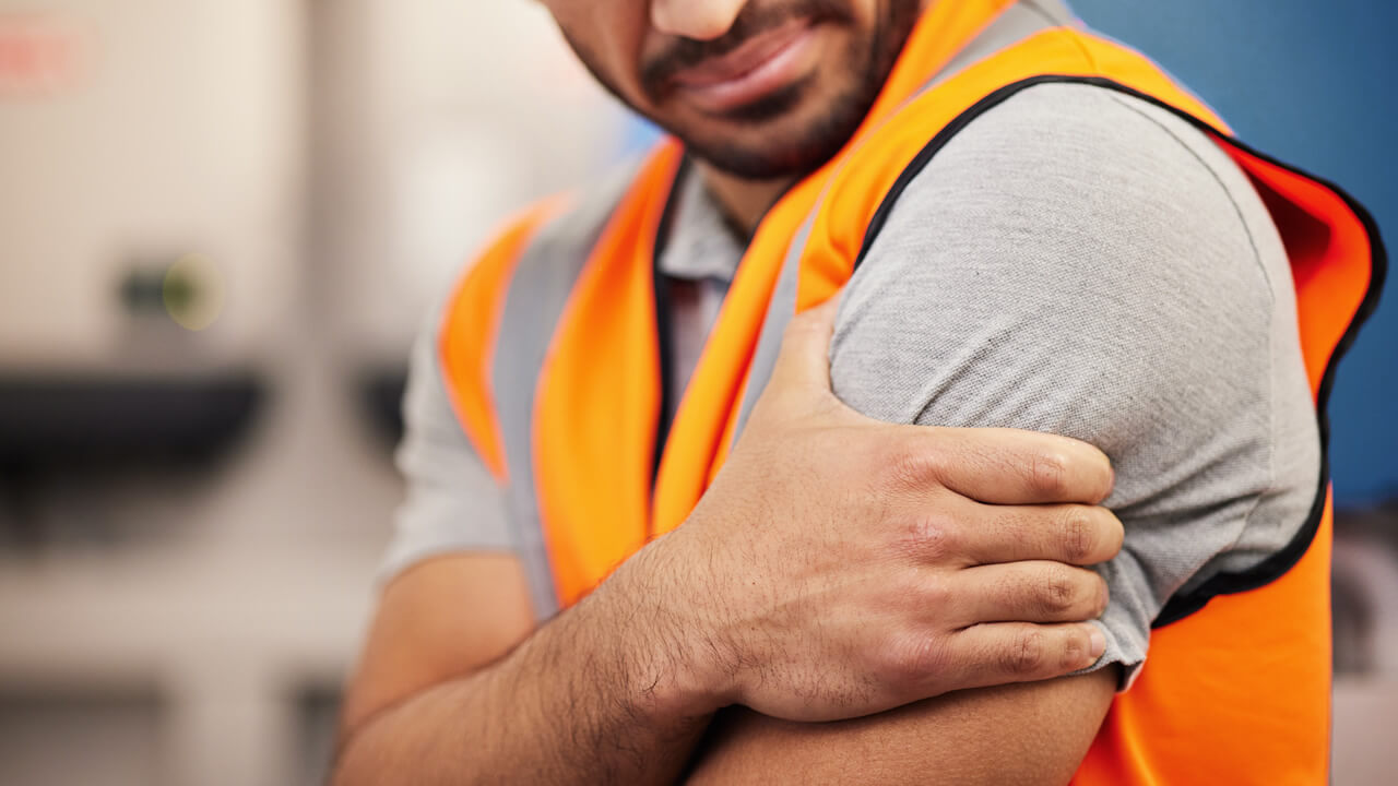 Lesiones en el brazo por golpe en obra: puede haber compensación